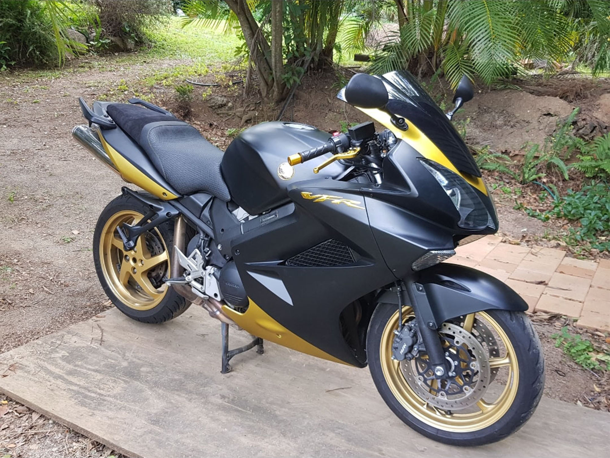 Ho ricostruito una Honda VFR800 smontata con una carenatura totale. La consegna è stata rapida e la verniciatura personalizzata nera opaca e oro è stata ben eseguita. Ogni parte che avrei mai potuto desiderare era inclusa nella carenatura e imballata in modo sicuro. Le alette interne sono completamente modellate, non incollate e si adattano perfettamente al telaio della mia bici. Un sacco di fissaggi forniti. Ho ricevuto tanti complimenti per questa moto ovunque vada e non esiterei a comprare un'altra carenatura se ricostruissi un'altra moto. Dalla foto puoi vedere quanto è bella la bici finita.